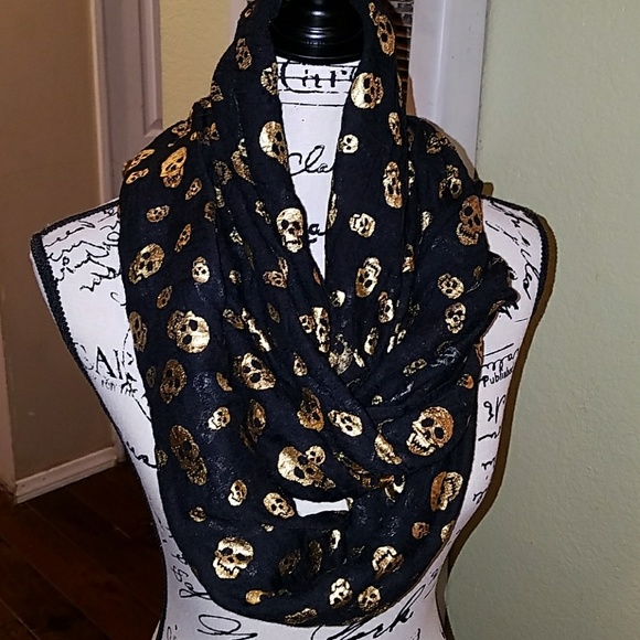 unknown Accessories - Black and gold skull scarf